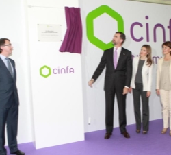 Don Felipe en presencia de Doña Letizia descubre una placa conmemorativa de las nuevas instalaciones de CINFA
